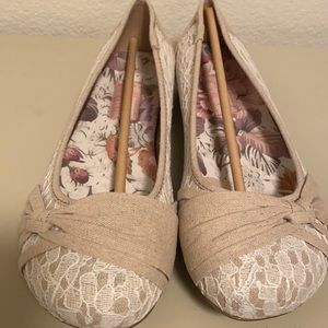 Size 8M women flat cream color shoes